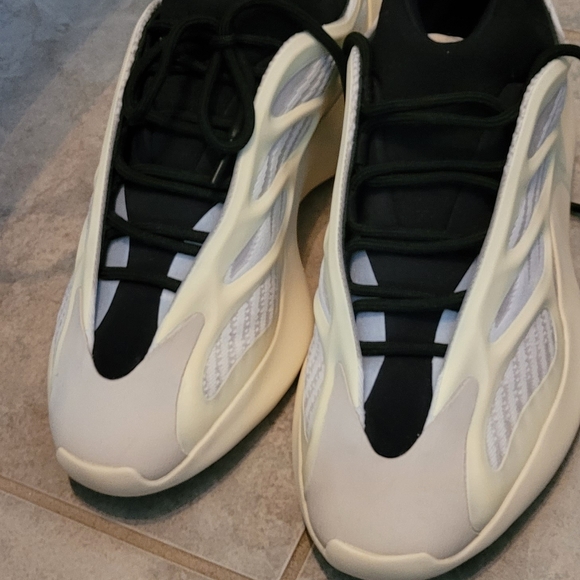 Yeezy 700 Azael size 9 mens - Picture 3 of 4